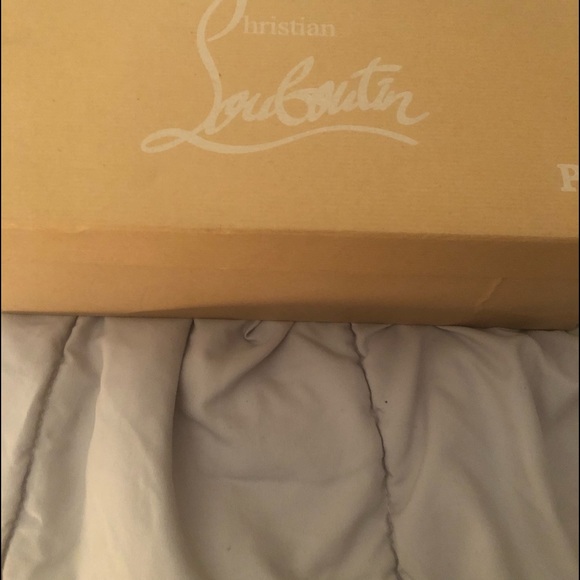 Turn heads stepping out in your new Christian Louboutin Pigalle black flats. - Picture 3 of 11